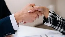 organizacion-de-eventos-empresariales-apreton-manos