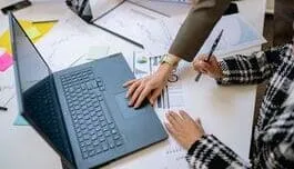 organizacion-de-eventos-empresariales-manos-ordenador-portatil