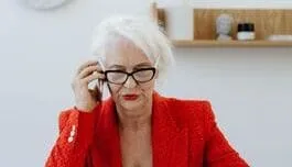 organizacion-de-eventos-empresariales-mujer-hablando-al-telefono