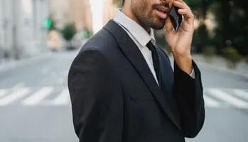 servicio-de-transporte-turistico-privado-madrid-hablando-por-telefono