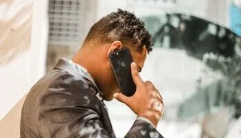 transporte-privado-para-empresas-hombre-hablando-con-movil