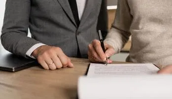 transporte-privado-para-empresas-mujer-y-hombre-firmando