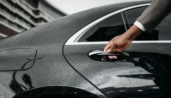 empresa-transporte-privado-mano-abriendo-puerta-coche empresa-transporte-privado-mano-abriendo-puerta-coche