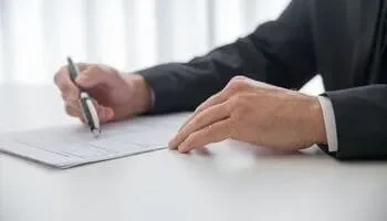 servicio-de-transporte-turistico-privado-madrid-hombre-con-documento servicio-de-transporte-turistico-privado-madrid-hombre-con-documento